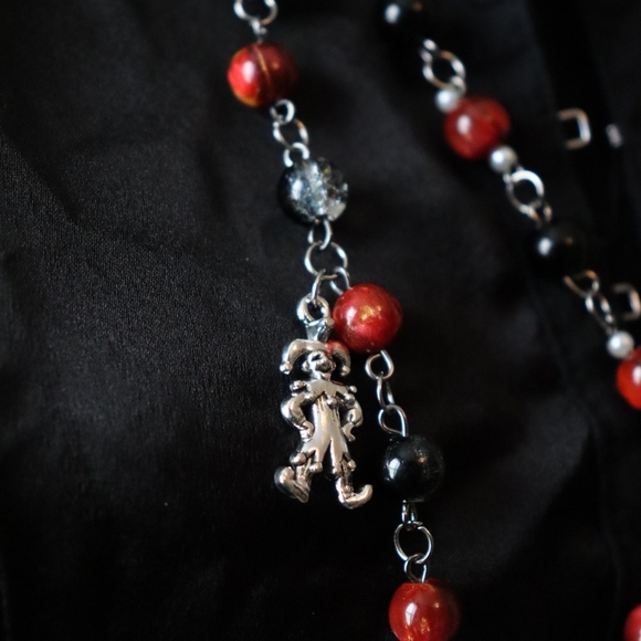 Elegant Red and Black Beaded Necklace - Picture 3 of 7